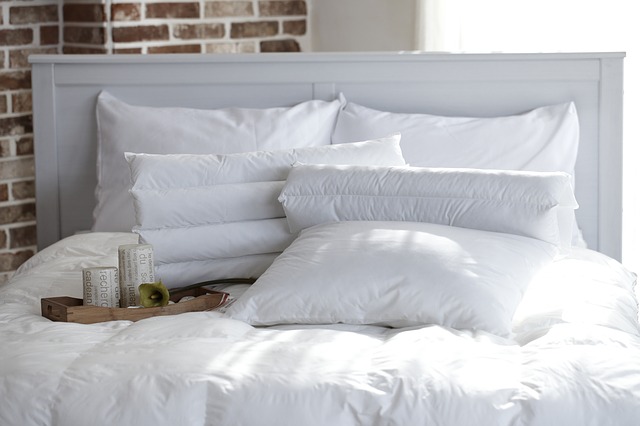 prostorná postel v bílé barvě - je ideální pro vydatný spánek