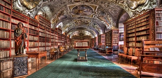 zachovalý interiér knihovny v Praze